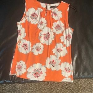 Adorable sleeveless blouse